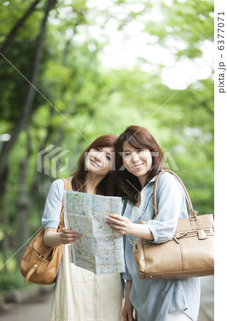 地図を持つ笑顔の母と娘 6377071