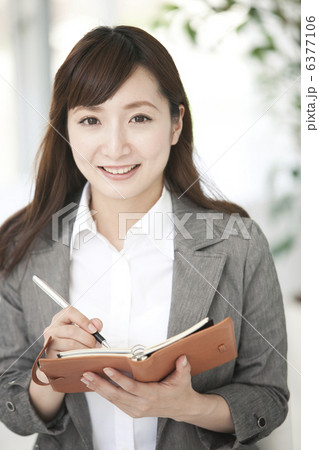 手帳を持つビジネスウーマン 6377106