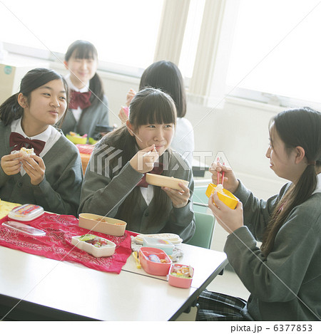 お弁当を食べる中学生 お弁当を食べる中学生 6377853