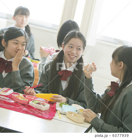お弁当を食べる中学生 6377939
