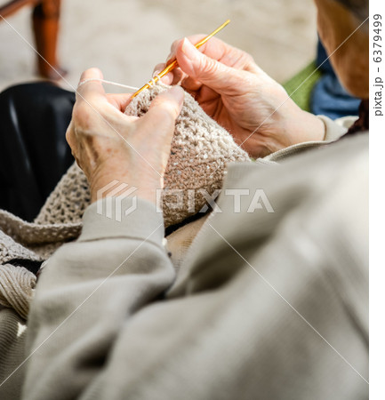 編み物をする祖母 6379499