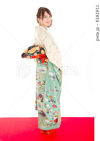 振り袖を着て嬉しそうに後ろを振り向くキュートな女の子 6382651