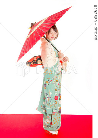 振り袖姿で蛇の目傘を持ち優しい笑顔でうつむく日本美人 振り袖姿で蛇の目傘を持ち優しい笑顔でうつむく日本美人 6382659