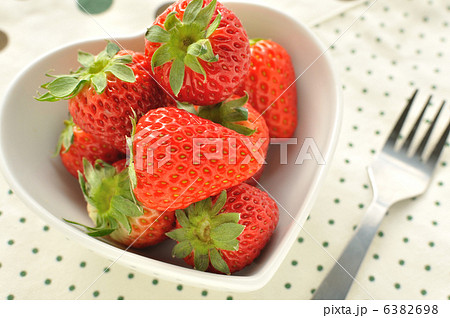 ハート皿にいちご 6382698