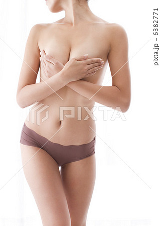 裸の女性　手ブラ　白バック　くびれボディー 6382771