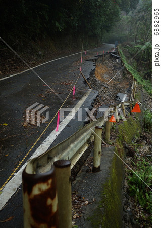 大雨による地崩れ 6382965