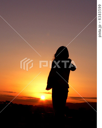 夕陽と女性 夕陽と女性 6383599