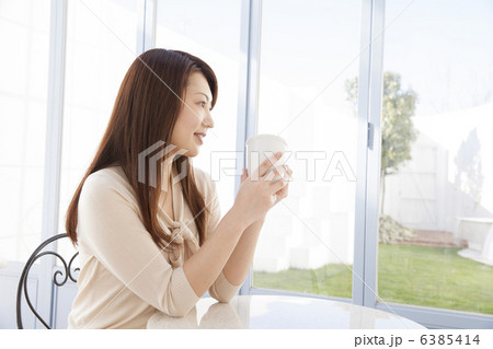 カフェの女性（30代） 6385414