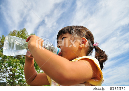 水を飲む女の子（夏） 6385572