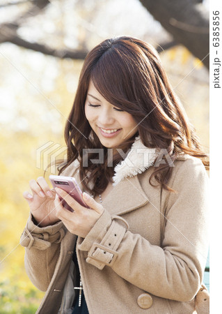 コートの女性 6385856