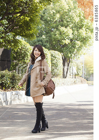 コートとニーハイブーツの女性 コートとニーハイブーツの女性 6385865
