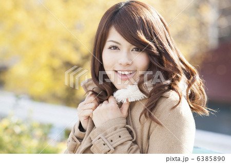 コートの女性