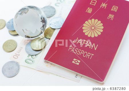 海外旅行イメージ・パスポート・地球儀・硬貨・白バック 6387280