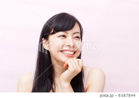 考える女性 6387844