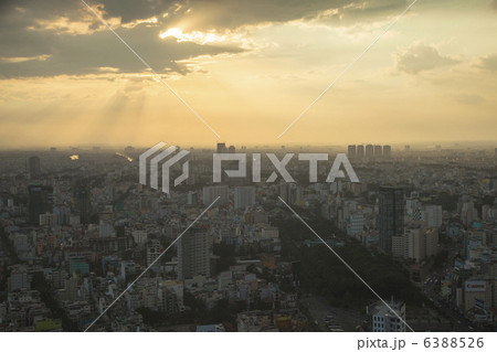 ホーチミン市のサイゴンスカイデッキより夕景 6388526