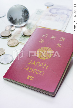 海外旅行イメージ・パスポート・地球儀・硬貨・白バック 6388811