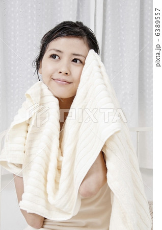 髪の毛をタオルで拭いている女性 6389557