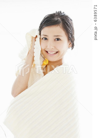 髪の毛をタオルで拭いている女性 6389571