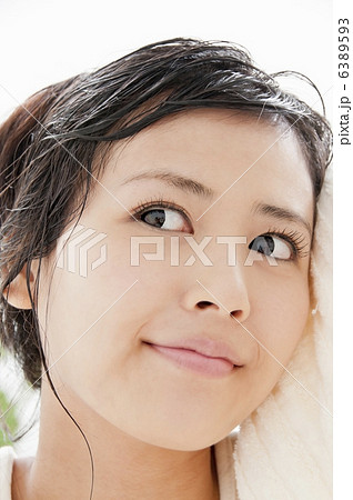 髪の毛をタオルで拭いている女性 6389593