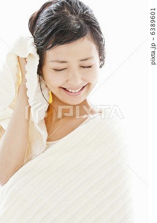 髪の毛をタオルで拭いている女性 6389601