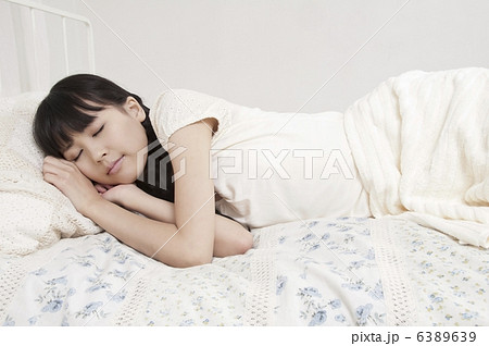 ベッドで寝ている女性 6389639