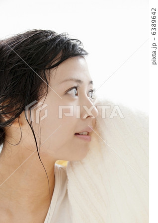 髪の毛をタオルで拭いている女性 6389642