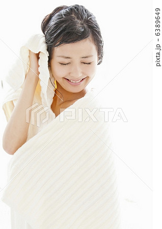 髪の毛をタオルで拭いている女性 6389649