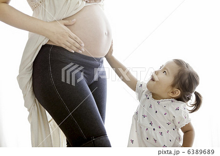 妊婦のお腹を触る女の子 6389689