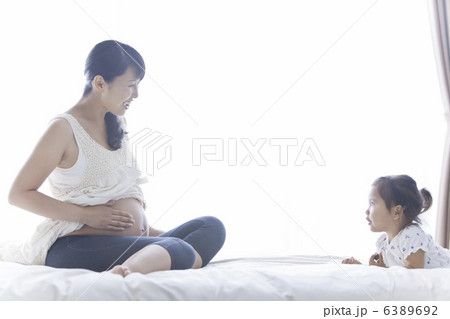 妊婦のお母さんと女の子 6389692