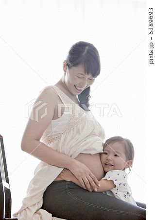 妊婦のお母さんに抱きつく女の子 6389693