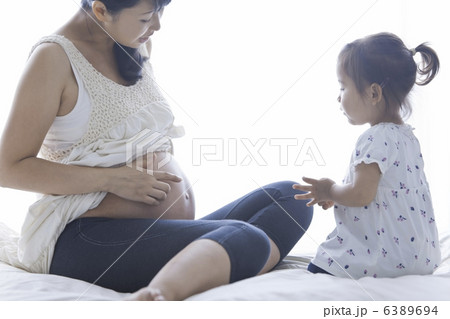 妊婦のお母さんと女の子 6389694