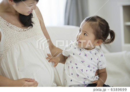 妊婦のお腹を触る女の子 6389699