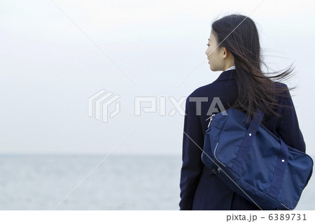 海を眺める女子学生 6389731