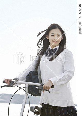 自転車通学する女子学生 6389736