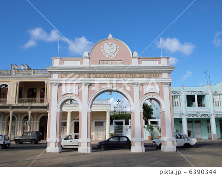 世界遺産「シエンフェゴスの都市歴史地区」のホセ・マルティ公園の門（キューバ） 6390344