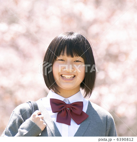 桜の前で微笑む中学生 6390812