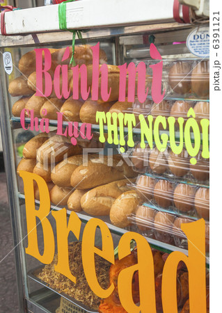 ホーチミン市内の露店フランスパン ホーチミン市内の露店フランスパン 6391121