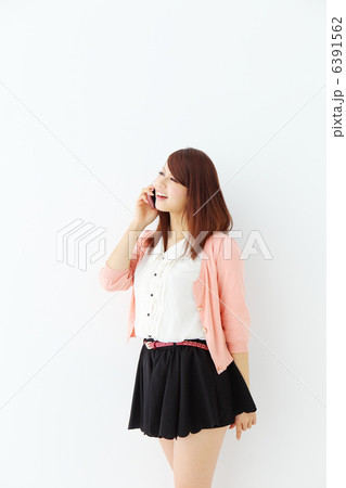 携帯を持つロングヘアーの女性 携帯を持つロングヘアーの女性 6391562