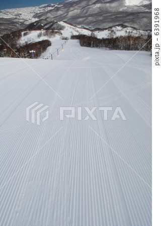 スキーヤー目線のスキーゲレンデ(圧雪斜面) スキーヤー目線のスキーゲレンデ(圧雪斜面) 6391968