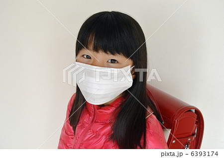 マスクをする女の子 6393174