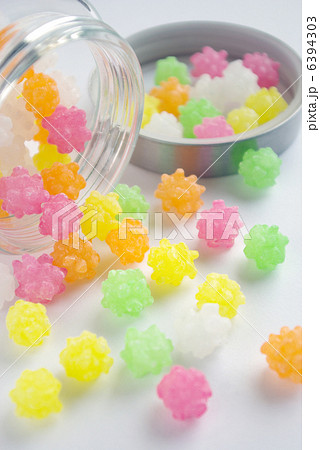 ガラス容器と金平糖 6394303