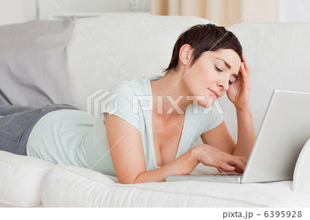 Upset young woman using a laptop 6395928