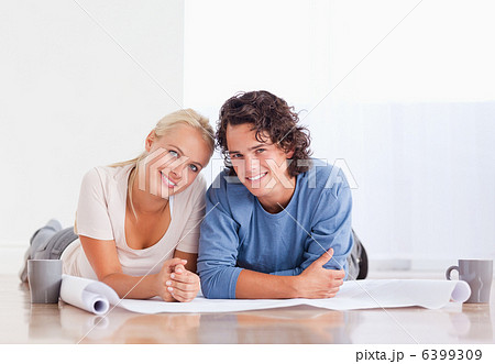Cute couple moving in a new house Cute couple moving in a new house 6399309