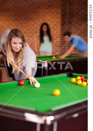 Portrait of a woman playing snooker 6405234