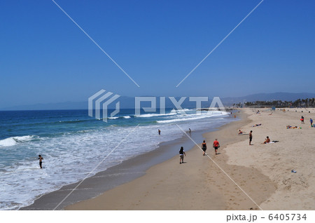 アメリカ　カリフォルニア　ベニスビーチ　ピアから見る青い空、波と砂浜 6405734