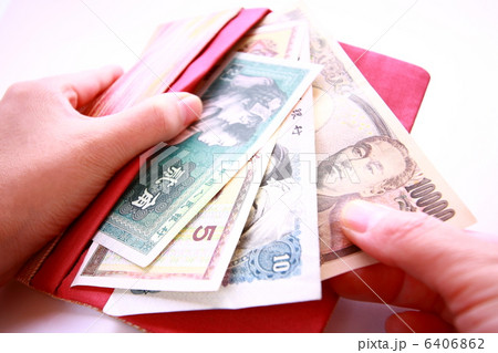 財布と中国の通貨、元と日本の一万円のお札（白背景） 6406862