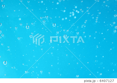 Water with bubbles . 6407127