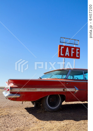 ルート66沿いのカフェ看板とクラッシクカー ルート66沿いのカフェ看板とクラッシクカー 6407200
