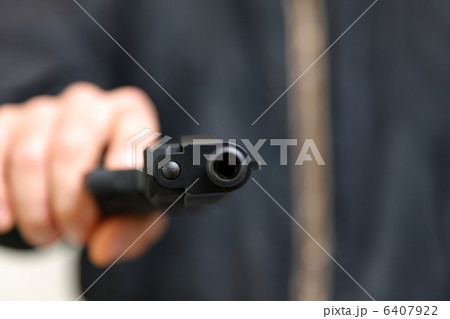 銃を持った男の写真素材
