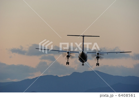 黄昏のファイナルアプローチ　高知龍馬空港　着陸　ボンバルディア　 6408561